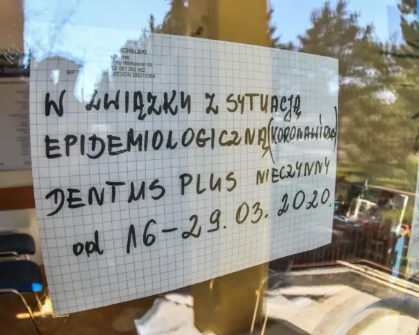 Kartka na szybie z napisem "Dentus Plus nieczynny od 16-29.03.2020" z powodu sytuacji epidemiologicznej.