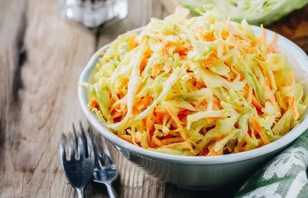 Sekret surówki z białej kapusty jak z restauracji? Mój przepis!