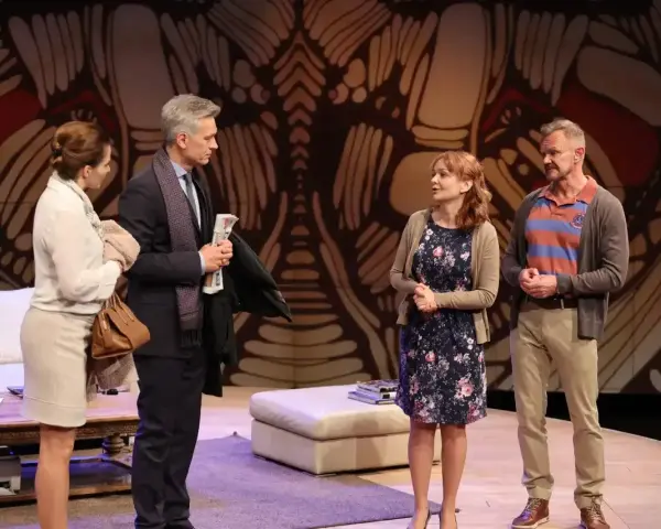 Bóg mordu obsada: cztery osoby na scenie, dwie kobiety i dwóch mężczyzn, w teatralnej scenografii.
