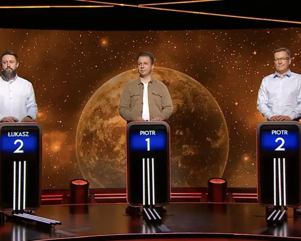 Trzech mężczyzn, Łukasz i dwaj Piotrowie, stoi przy swoich podium. Jeden z dziesięciu, kiedy finał.