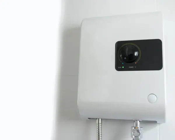 Scaldabagno elettrico istantaneo: pro e contro. Un dispositivo bianco montato a parete con un quadrante nero e indicatori luminosi.