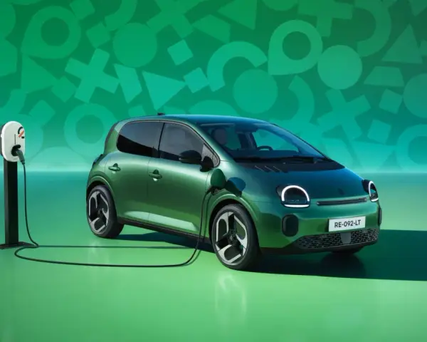 Zielony samochód elektryczny Renault Twingo E-Tech podłączony do ładowarki na tle zielonej grafiki.