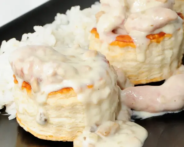 Bouchee a la reine cremoso sobre arroz blanco, un plato elegante y delicioso.