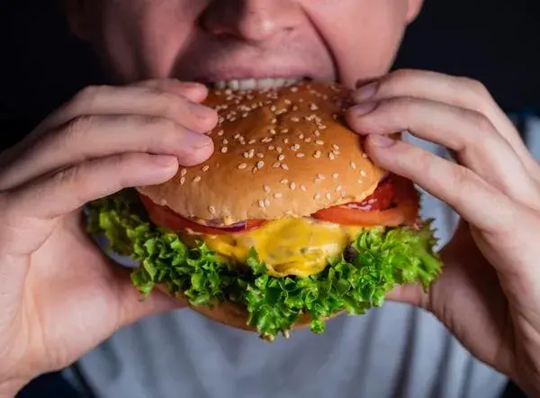 Jak jeść hamburgera bez bałaganu – sprawdzone techniki i porady