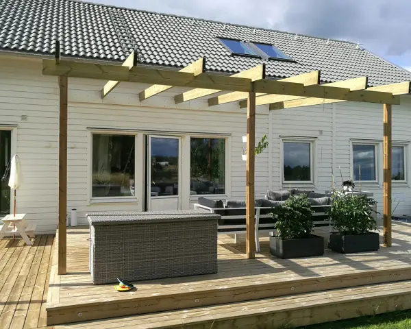 Nybyggd altan med pergola, perfekt för sommarens fikastunder. Bygglov för altanen beviljat.