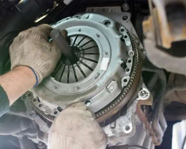 Mechanik wymienia sprzęgło. Uszkodzony wysprzęglik objawy mogą być różne, np. trudności ze zmianą biegów.