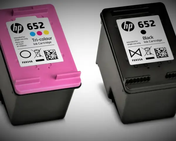 Dwa tusze HP 652: jeden kolorowy (różowy) i jeden czarny.