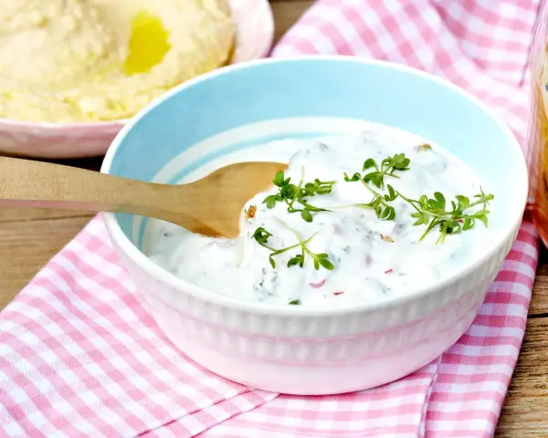 Cremiger Joghurt Dip mit frischen Kräutern, garniert mit Kresse. Perfekt zum Dippen!