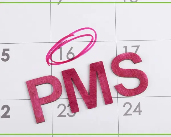 Litery "PMS" na kalendarzu. Dzień 16 zaznaczony kółkiem. Czy to objawy zagnieżdżenia zarodka?