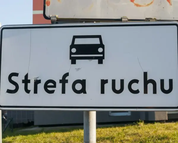 Znak drogowy informuje o wjeździe do strefy ruchu.