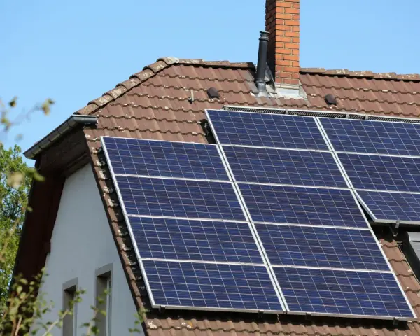 Panele słoneczne na dachu domu. Czy fotowoltaika to ściema? Zastanawiam się, ile energii faktycznie produkują te niebieskie płytki.