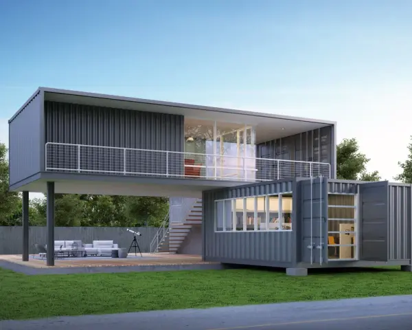 Une maison conteneur moderne à deux étages avec terrasse, escaliers extérieurs et mobilier de jardin.