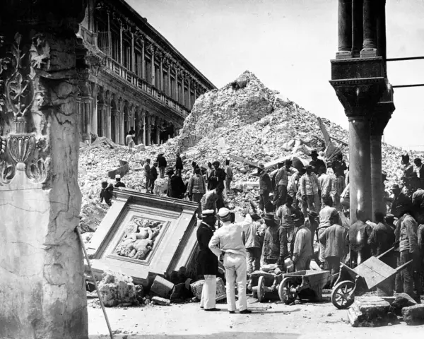 Rovine e folla di curiosi dopo il crollo del campanile di San Marco. Iniziata la ricostruzione.