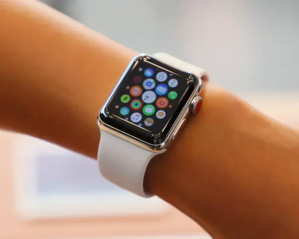 Apple Watch mit weißem Armband, das eine App-Übersicht zeigt. Ein Hard Reset könnte hier helfen, wenn die Uhr nicht reagiert.