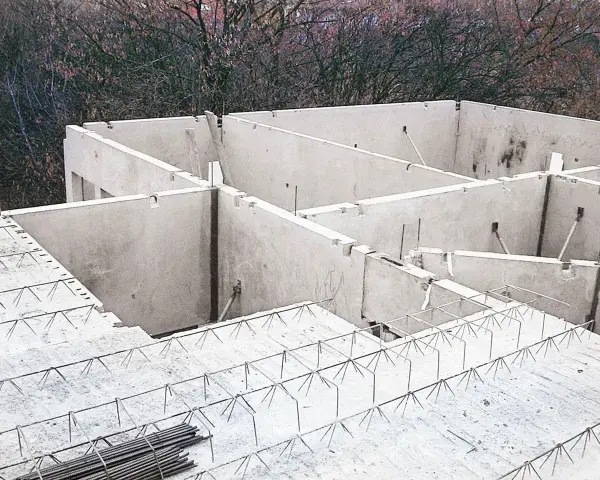 Budowa stropu filigran: betonowe elementy i zbrojenie na placu budowy.