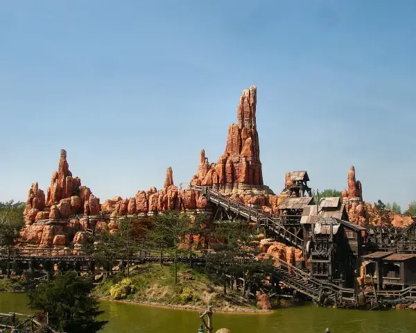 Big Thunder Mountain Railroad w Disneylandzie, idealne miejsce na niezapomniane przygody po zakupie biletów.