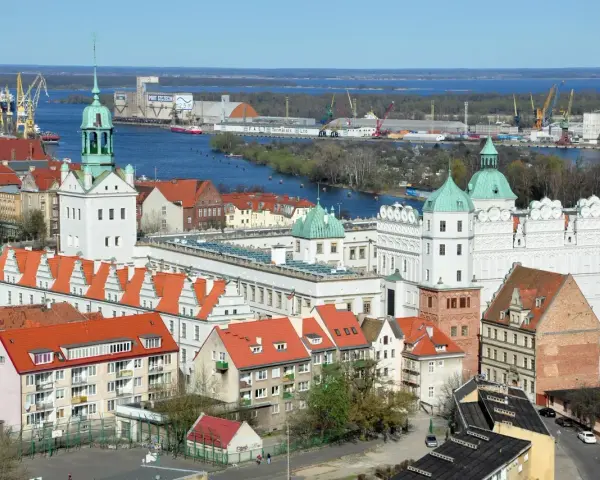 Widok na port i zamek w Szczecinie. Czy Szczecin jest nad morzem? Tak, port morski w Szczecinie jest połączony z Bałtykiem przez Zalew Szczeciński i rzekę Odrę.