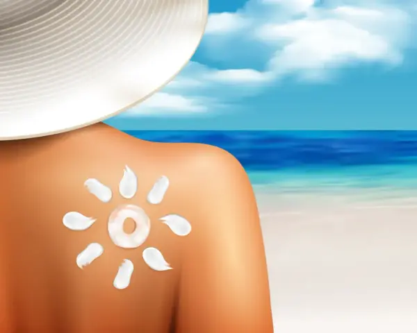 Słońce na plecach po opalaniu. Krem przeciwsłoneczny w kształcie słońca na skórze, plaża i morze w tle.