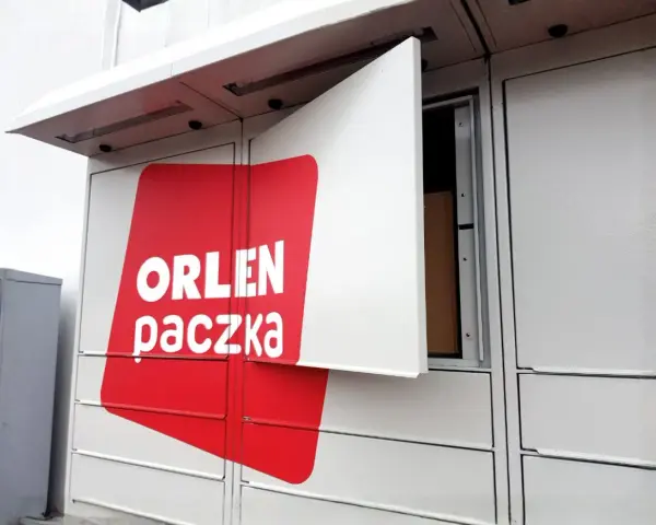 Automatyczna skrytka ORLEN paczka z otwartymi drzwiczkami, widoczna paczka w środku.