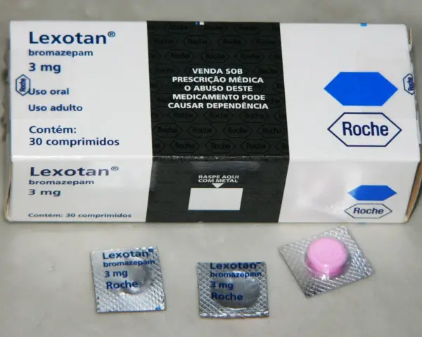 Opakowanie i blistry leku Lexotan (bromazepam 3 mg) od Roche. Lek na receptę, może powodować uzależnienie.