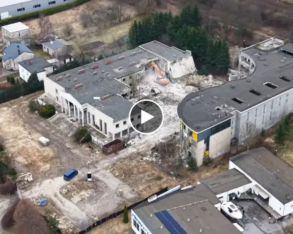 Ruiny hotelu Murat w Redzie, gdzie trwa rozbiórka. Maszyna budowlana niszczy budynek, odpowiadając na pytanie, dlaczego upadł hotel Murat w Redzie.