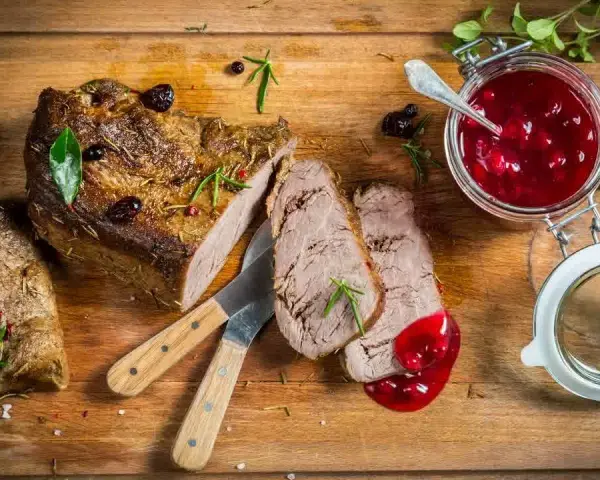 Z czym podawać dziczyznę, aby zachwycić smakiem i aromatem?