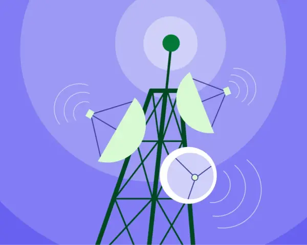 Torre de comunicación con antenas parabólicas y ondas de señal, representando los objetivos de un plan de comunicación.