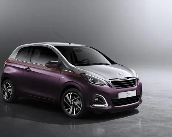 Fioletowo-srebrny Peugeot 108 z ozdobnymi pasami na karoserii.