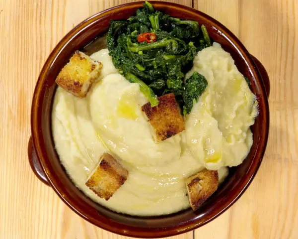 Fave e patate, ricetta pugliese: purè cremoso con verdure verdi e crostini dorati.