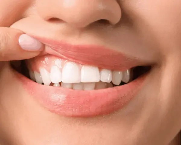 Bolące dziąsła: Jak szybko znaleźć ulgę i kiedy iść do dentysty?