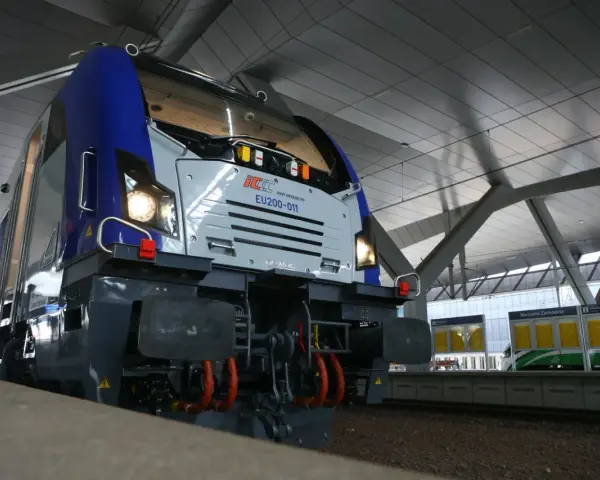 Nowoczesne lokomotywy PKP Intercity EU200-011 na dworcu Warszawa Zachodnia, gotowe do podróży.