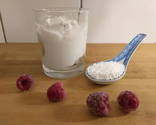 Szklanka jogurtu, łyżeczka tapioki i maliny. Dwa desery do wyboru: jogurt z granolą czy pudding z tapioki?