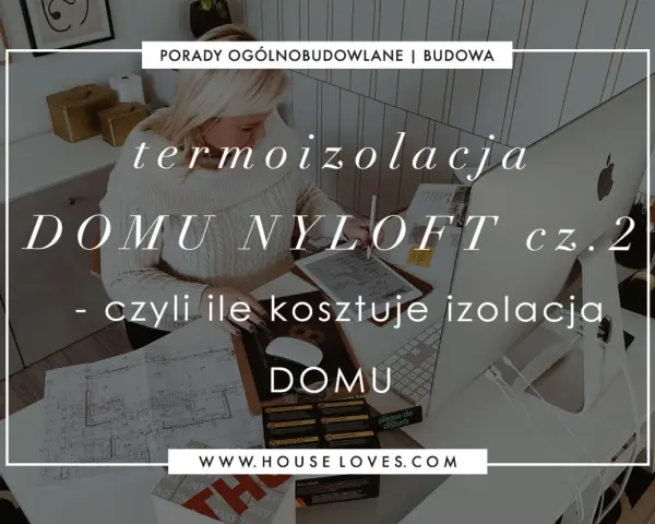 Kobieta analizuje plany domu, szukając informacji o koszt ocieplenia domu. Na ekranie komputera widnieje napis "termoizolacja domu Nyloft cz. 2".