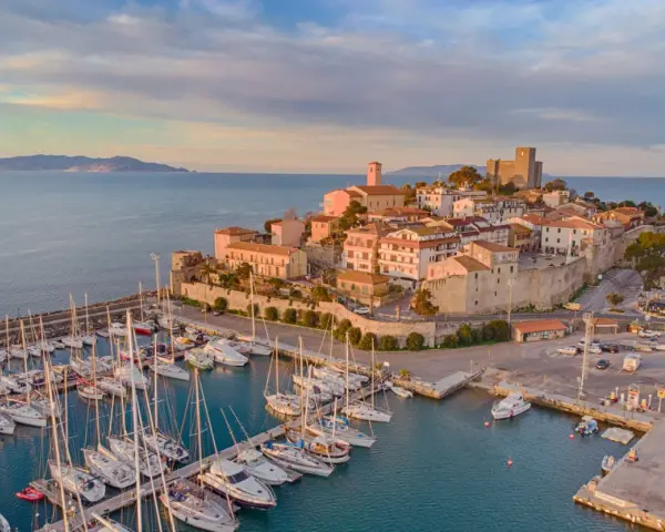 Porto con borgo medievale e castello, ideale per scoprire cosa visitare in Maremma in 3 giorni.
