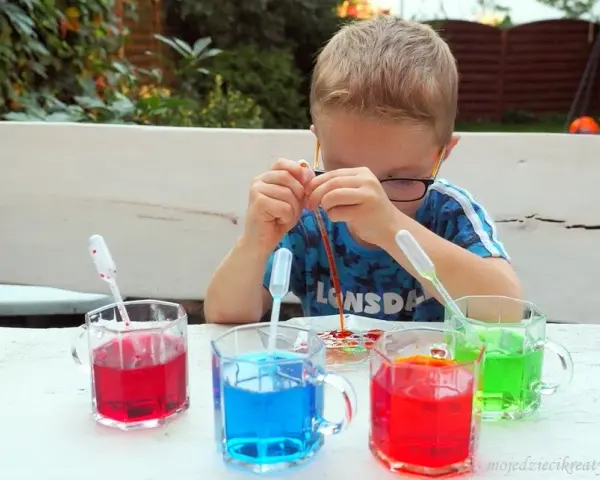 Eksperymenty z wodą dla dzieci: 10+ pomysłów na naukę i zabawę!