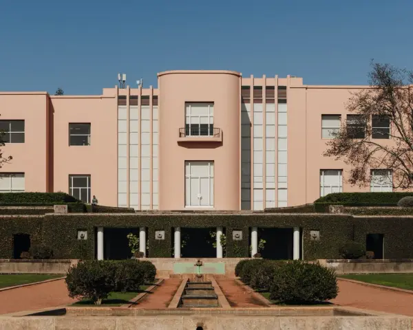 Muzeum sztuki współczesnej Serralves w Porto – historia, wystawy i więcej