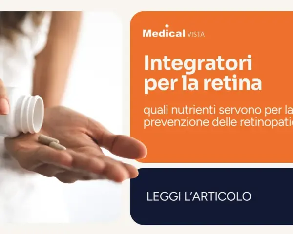 Mano che versa integratori per la retina da un flacone. L'articolo parla di quali nutrienti servono per la prevenzione delle retinopatie.