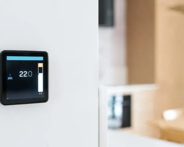 Schermo di un termostato wireless che mostra 22°C e 26% umidità. Illustra come funziona per un comfort ottimale.