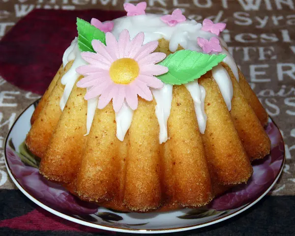 Babka cytrynowa bardzo wilgotna mniam, ozdobiona lukrem, kwiatkiem i motylkami. Wygląda apetycznie!