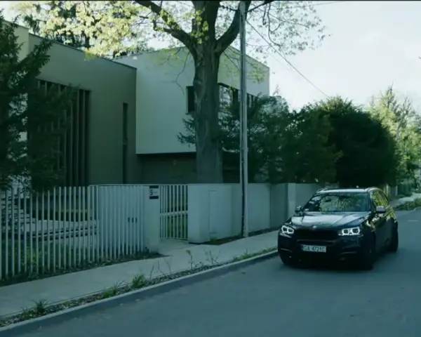 Czarny SUV podjeżdża pod nowoczesną willę. To właśnie tutaj gdzie kręcili, sprawa się rypła.
