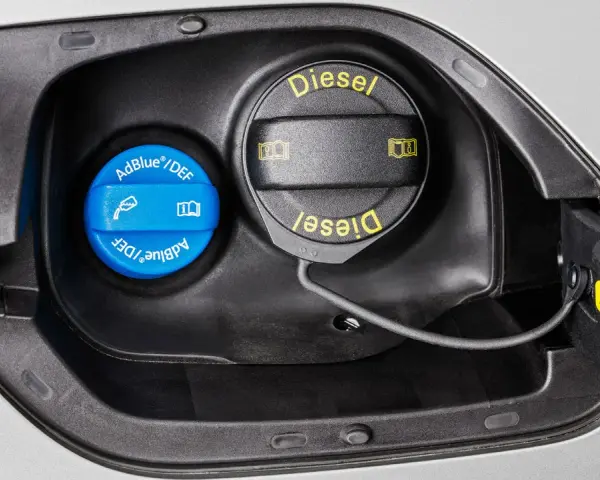 Blå AdBlue-lock bredvid diesellocket. För att veta hur mycket AdBlue man ska fylla på, kolla bilens manual.