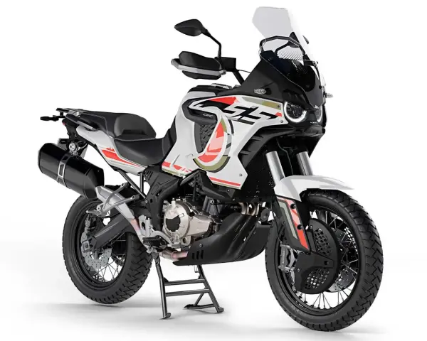 Moto da avventura bianca e rossa, con motore che ricorda chi produce i motori Benelli.