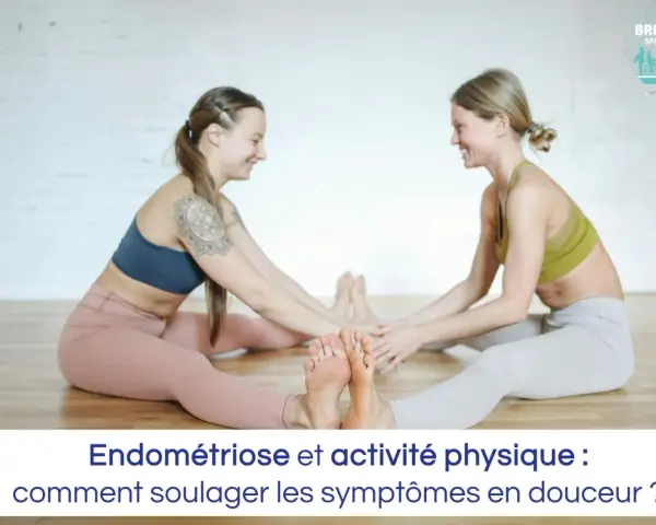 Deux femmes souriantes font du yoga. L'image aborde l'endométriose et le sport, suggérant des exercices doux pour soulager les symptômes.