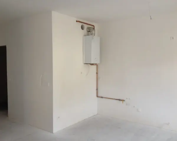 Nowe mieszkanie, w rogu wisi piecyk gazowy. Czy można zabudować piecyk gazowy? Instalacja miedziana.