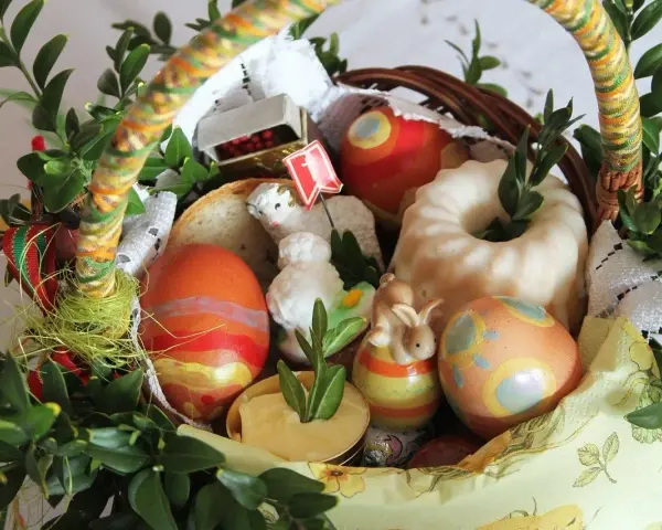 Koszyk wielkanocny z barankiem, pisankami, babką i masłem. To tradycyjny post paschalny.