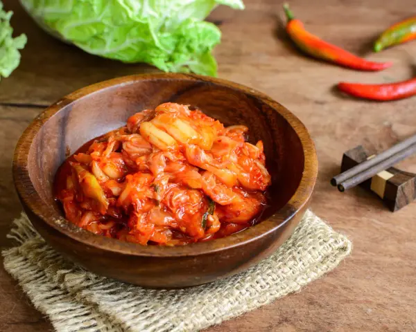 Jak smakuje kimchi? Odkryj niezwykłe smaki i różnorodność tej potrawy