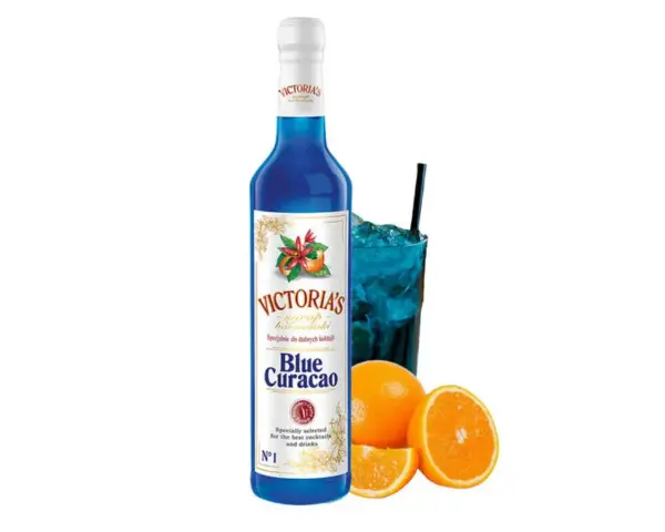 Niebieski syrop Blue Curacao Victoria's, idealny do drinków z Malibu i orzeźwiających koktajli. Obok szklanka z lodem i napojem.