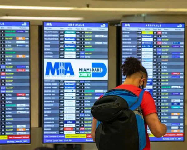 Ile trwa lot z Warszawy do Miami? Sprawdź, co wpływa na czas podróży