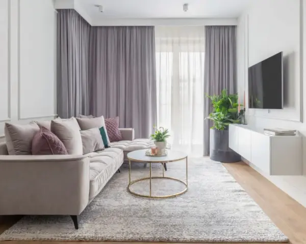Elegancki salon z sofą i stolikiem kawowym, gdzie **modern classic** styl łączy się z przytulnością.