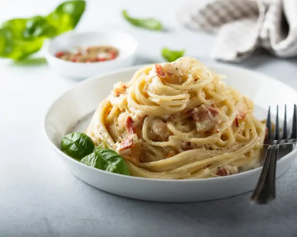 Carbonara Pascala: Jak zrobić idealny sos bez jajecznicy?
